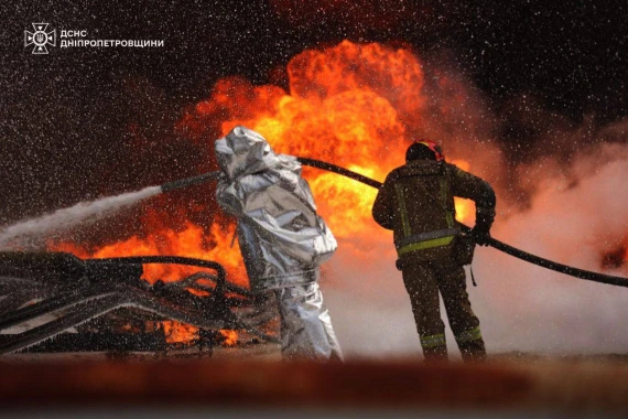 "В українському небі понад 100 дронів" - Зеленський попередив про хвилю російських атак8